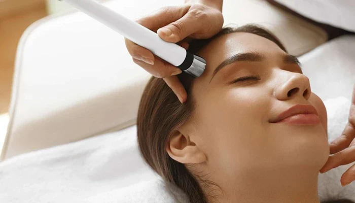 انجام میکرودرم توسط دستگاه روی صورت زن