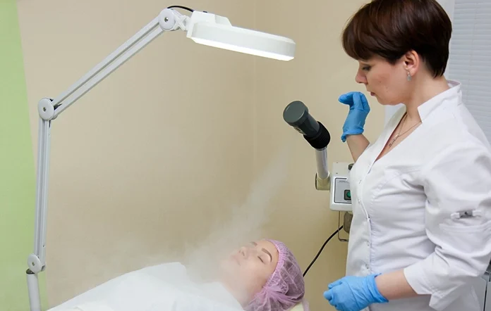 انجام پاکسازی صورت زن در شالن با دستگاه بخور ایستاده