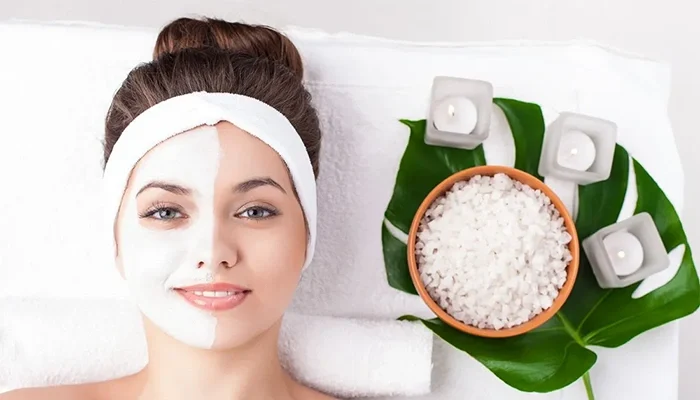 زنی که برروی صورتش ماسک خانگی گذاشته است
