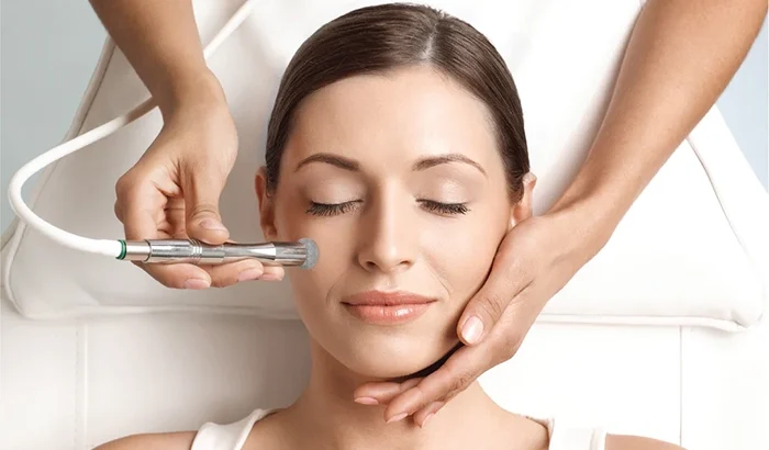 انجام میکرودرم ابریژن با دستگاه برروی صورت زن