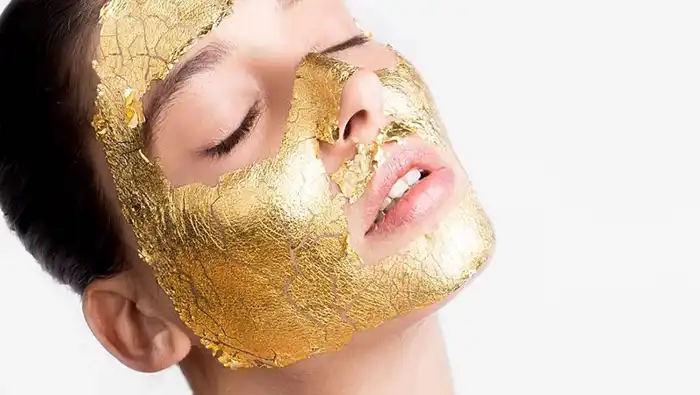 ماسک طلا روی صورت زن