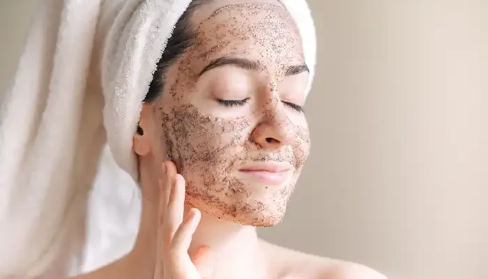 زنی که در حال لایه برداری روی صورتش است