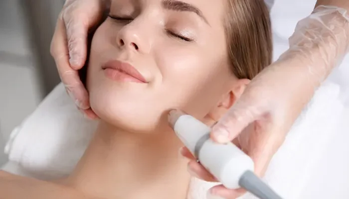 انجام میکرودرم ابریژن بر روی صورت زن